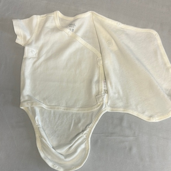 Nest Designs - LIKE NEW - White/Cream Kimono style short sleeve Baby Onesie - Picture 4 of 4